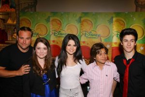 NEW YORK - SEPTEMBER 06:  (L-R) Actors David DeLuise, Jennifer Stone, Selena Gomez, Jake T. Austin and David Henrie cast of "Wizards of Waverly Place" visits the World of Disney on September 6, 2008 in New York City.  (Photo by Michael Tran/FilmMagic)
