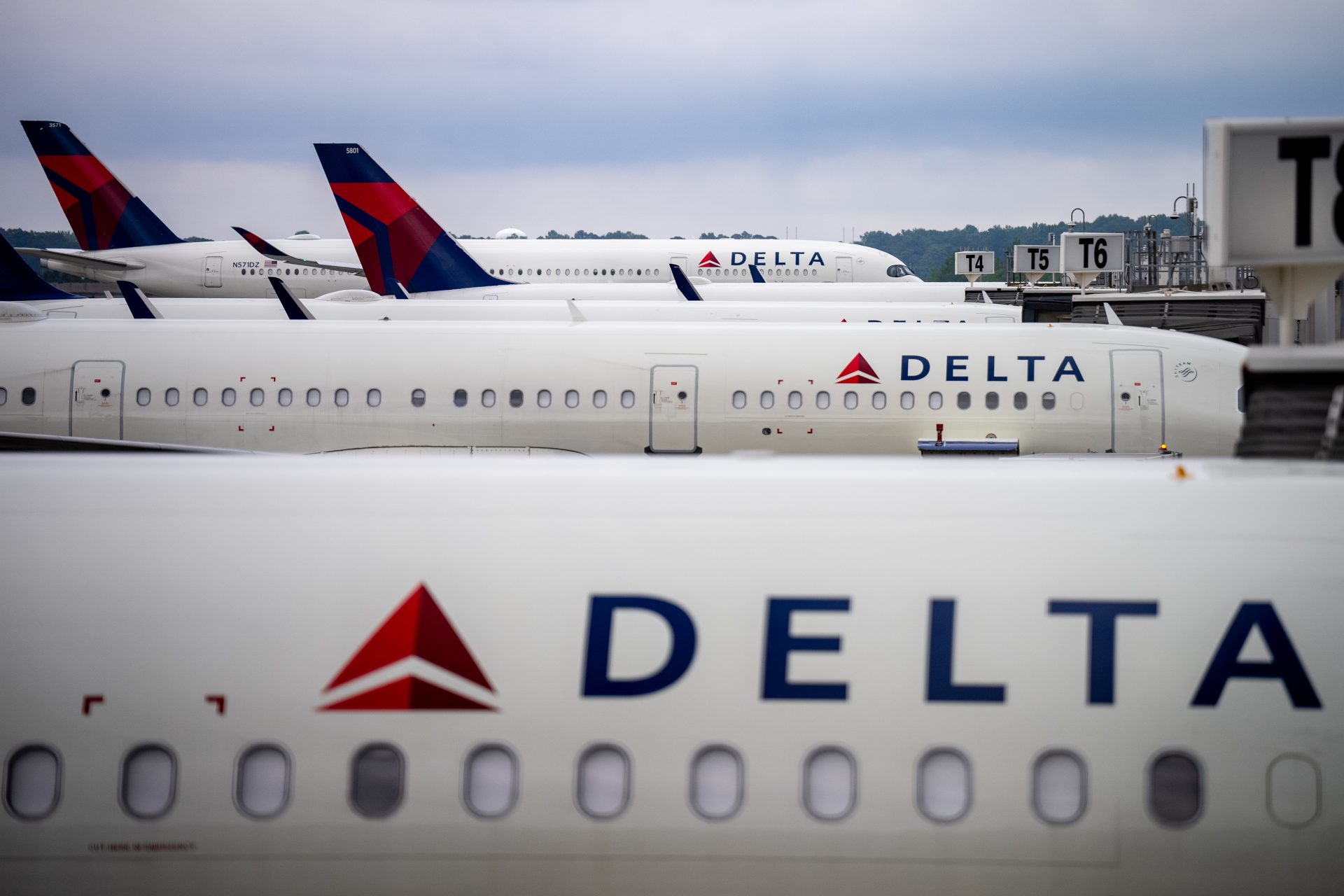 Video Delta Plane Colliding Smaller Plane Atlanta Airport Taxiway 